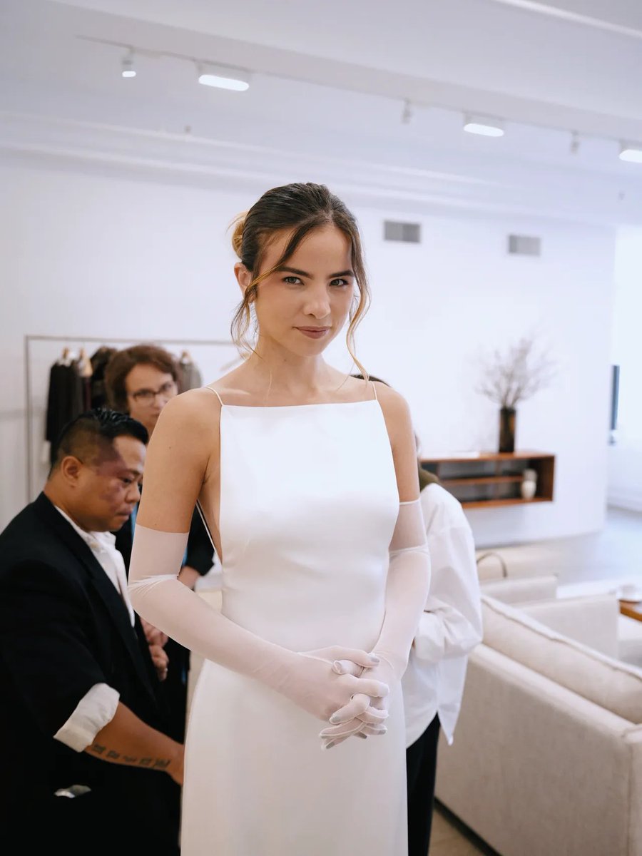 BattosMari's tweet photo. giulia be vestindo um custom calvin klein para a bênção do seu casamento com conor kennedy no cristo redentor💐

o vestido tem inspiração no minimalismo dos anos 90 e em carolyn bessette que já trabalhou na marca https://t.co/fSAsQcZa5L