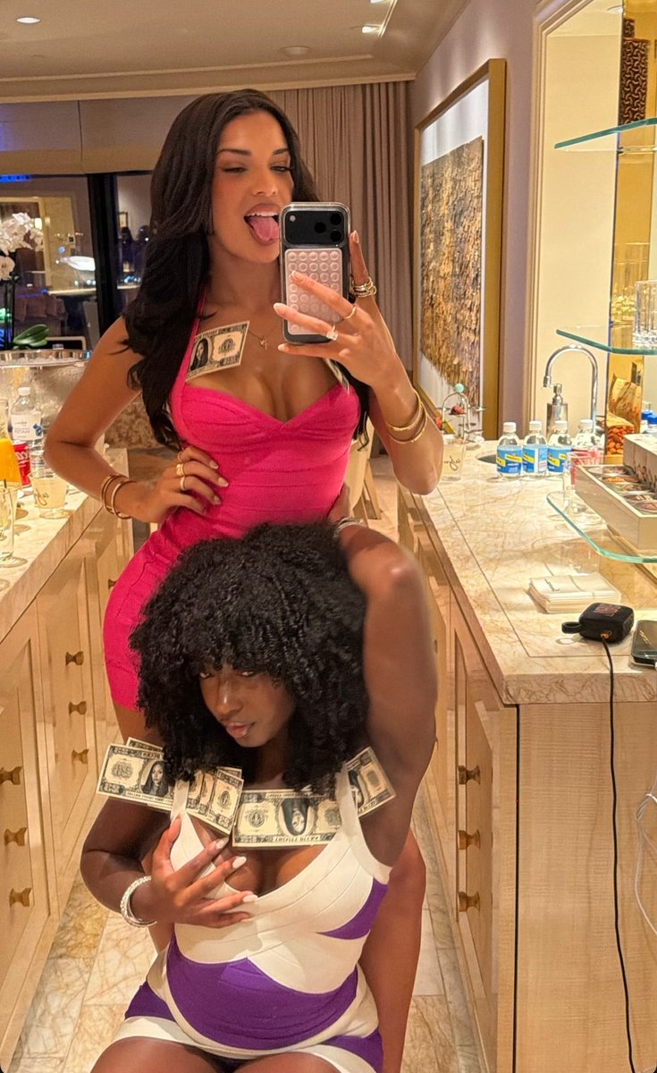 svmrissas's tweet photo. this cunty ass pic of kayniya ?! gagged the live henni ! https://t.co/1eEp38d4Hy