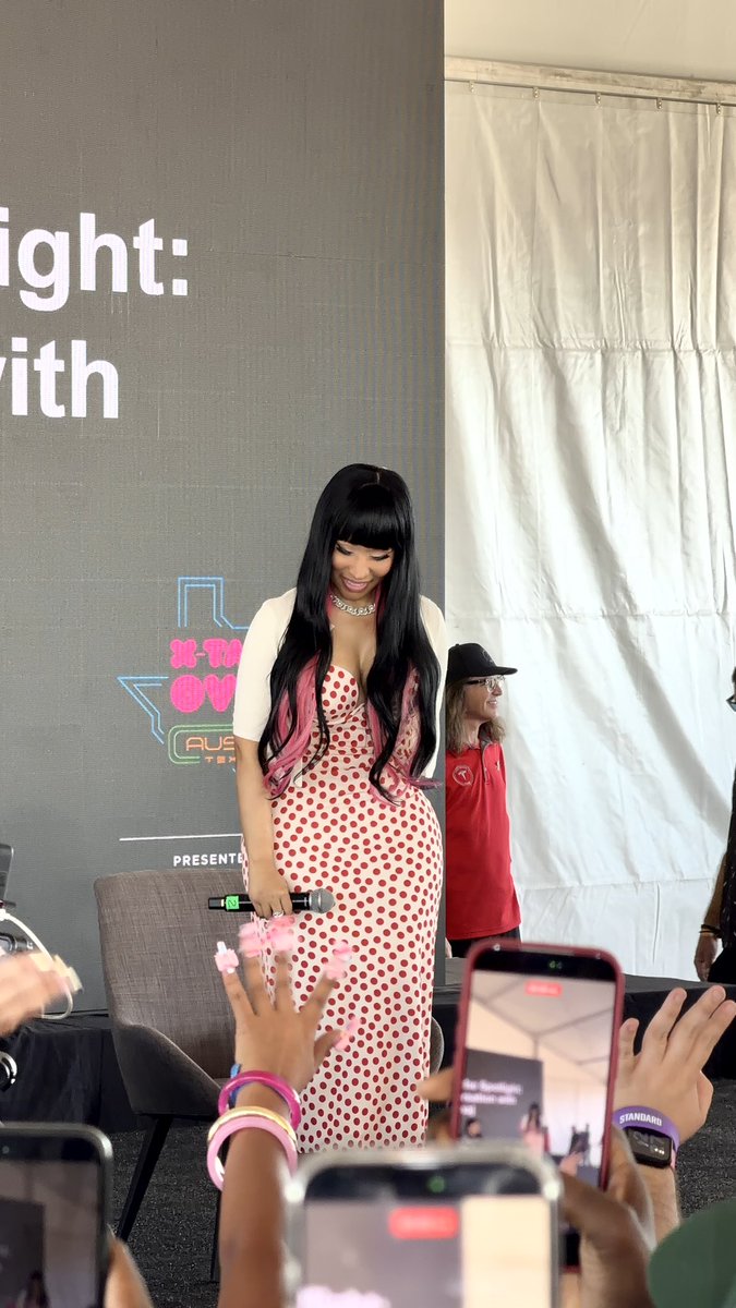 512jarxd's tweet photo. I have literally no words 😭 @NICKIMINAJ https://t.co/rK6Usj8J28