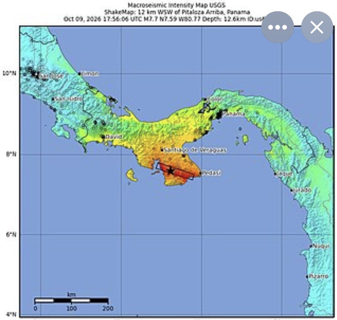 bsanmiguel's tweet photo. Soy luz Adriana vivo en un piso 22 en costa del este en Ciudad de Panamá ….  
Y así amanezco hoy 

Ayer, a las 12:56, Panamá contuvo la respiración.

Durante casi un minuto, la tierra se movió con una fuerza que pocos de nosotros habíamos sentido en la vida. Un terremoto de magnitud 7.7, seguido de más de un centenar de réplicas, varias de ellas por encima de los 6 puntos, Las torres se mecían, el agua de las piscinas se desbordaba, el corazón se nos salía del pecho.

viví el terremoto de Armenia en 1999. Un sismo de 6.2 que derrumbó buena parte de la ciudad y se llevó más de mil vidas en el Eje Cafetero. Desde entonces sé lo que un terremoto puede hacerle a un lugar y a su gente. Sin mencionar lo ocurrido este año en venezuela y  de nuevo en el eje cafetero en colombia, 
Lo de ayer fue mucho más fuerte. Y sin embargo, hoy, al despertar, estamos completos. No hay un solo fallecido ni un solo desaparecido en todo el país. No estamos llorando a nadie. Ni buscando desaparecidos. 

Lo que vi ayer me conmovió profundamente. En una ciudad con docenas de edificios de más de cincuenta pisos, miles de personas bajamos escaleras interminables, salimos, esperamos, volvimos a entrar y volvimos a salir con cada réplica. Una y otra vez. Sin gritos, sin empujones, sin caos. Vecinos cargando a sus mascotas, jóvenes tomando del brazo a los mayores, desconocidos compartiendo agua y calma. El personal de los edificios y de las administraciones no se movió de su puesto ni un instante: contando a los residentes, guiando, tranquilizando, pendientes de cada adulto mayor. Así se ve un pueblo que sabe cuidarse.

Y mientras tanto, la ciudad siguió en pie, literal y funcionalmente. Nunca perdimos la conectividad, ni la luz, ni el agua, ni el gas. Tocumen cerró, inspeccionó sus instalaciones sin encontrar daños y en un par de horas ya estaba retomando la operación gradualmente de nuevo. El Canal de Panamá no se detuvo. En una capital de rascacielos, ningún edificio colapsó. Ni se ven daños, todos los proyectos en construcción están intactos ( está temblando en este momento 7:35 am ) 

Eso no es suerte. Es la diferencia entre un sismo que destruye una ciudad y uno que la pone a prueba. Desde 1984 Panamá construye bajo un reglamento estructural sismorresistente que ha evolucionado cinco veces hasta el REP-2021 vigente, que en la Ciudad de Panamá exige cálculos de ingeniería a la medida de cada proyecto, respaldados por estudios de suelo. *Ayer, cada arquitecto, cada ingeniero, cada constructor, cada inspector que hizo bien su trabajo durante años, nos protegió sin que supiéramos su nombre.*

Pero nuestro corazón hoy también está en el interior. En Tonosí, Pedasí, Las Tablas, Coclé y Veraguas, el sismo dejó 142 viviendas dañadas, 188 escuelas, 20 centros de salud, 13 iglesias y 9 puentes afectados, cerca de 300 personas evacuadas y 27 heridos leves. Hay comunidades que todavía siguen incomunicadas. La misma solidaridad que nos sostuvo ayer en la ciudad es la que hoy les debemos a ellos.

*Gracias, Panamá. Ayer el mundo vio de qué estamos hechos.*

Luz Adriana Lopera