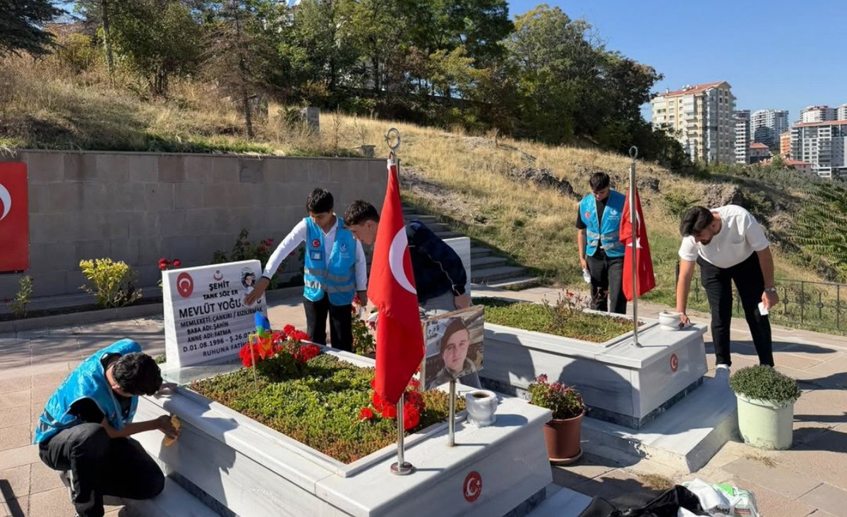 ulkucuhareketr's tweet photo. Ankara Pursaklar Ülkü Ocakları Ortaöğretim Teşkilatı; Pursaklar Şehitliğini ziyaret ederek düzen, temizlik ve tertip çalışması yaptı. https://t.co/46CF0CzJaH
