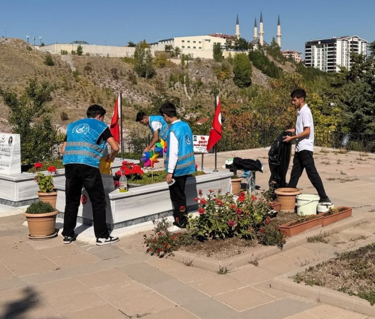ulkucuhareketr's tweet photo. Ankara Pursaklar Ülkü Ocakları Ortaöğretim Teşkilatı; Pursaklar Şehitliğini ziyaret ederek düzen, temizlik ve tertip çalışması yaptı. https://t.co/46CF0CzJaH