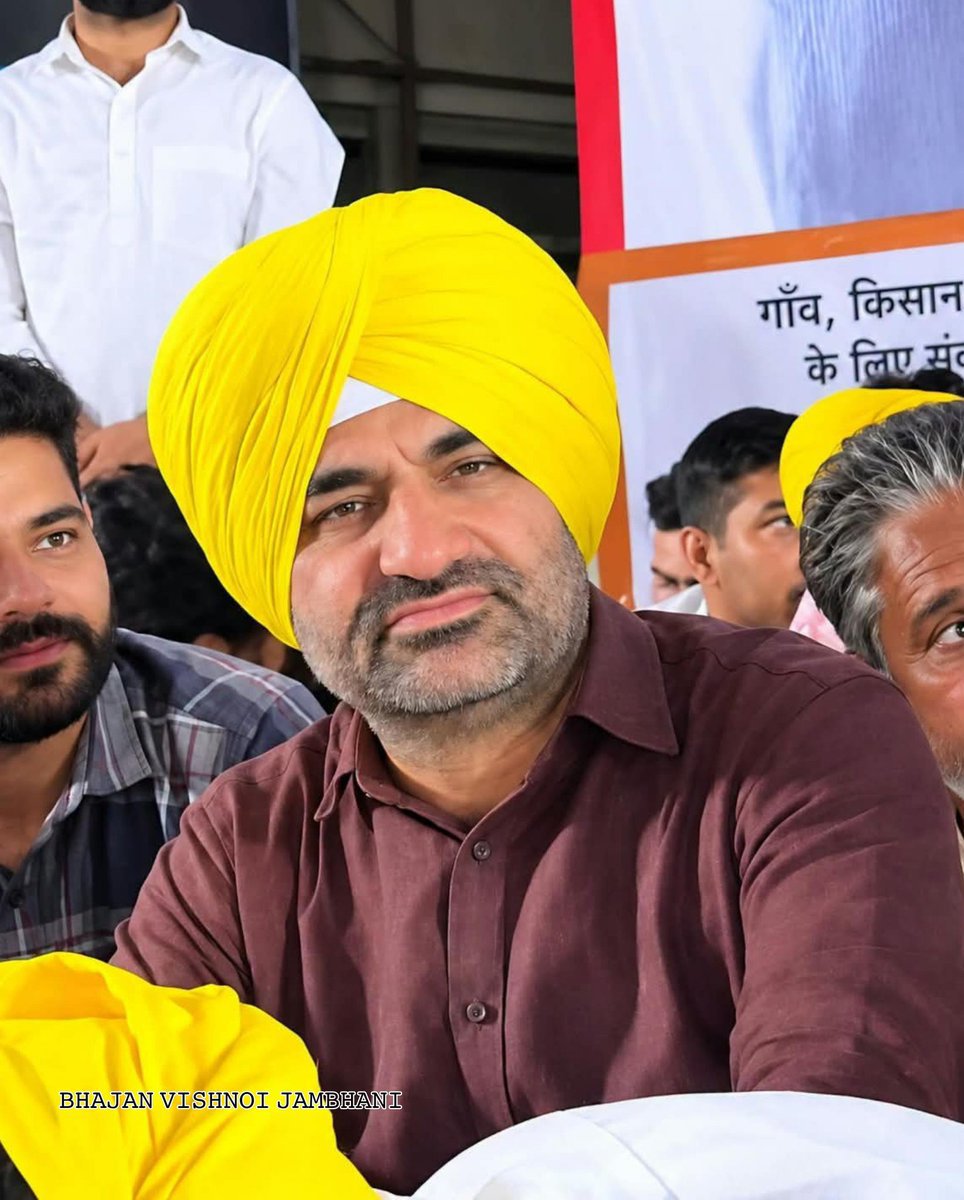 beniwal_71's tweet photo. लहू में भीगे तमाम मौसम गवाही देंगे
कि तुम खडे थे !

वफ़ा के रस्ते का हर मुसाफिर गवाही देगा
कि तुम खडे थे !

सहर का सूरज गवाही देगा कि 
जब अधेंरो की कोख से निकलने वाले ये सोचते थे 
कि कोई जुगनू बचा नही हैं 
तो तुम खडे थे !
@hanumanbeniwal https://t.co/N7mWACm07v
