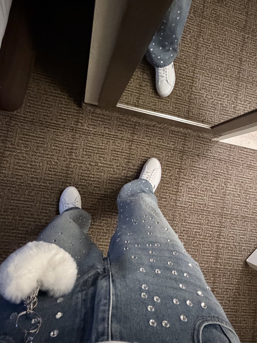 cher_ryppo's tweet photo. #artmsinorlando PLEASE SOMEONE HELP ME TAKE PICTURES OF MY OUTFIT 😭😭😭😭 https://t.co/KmP2R9ZZu0
