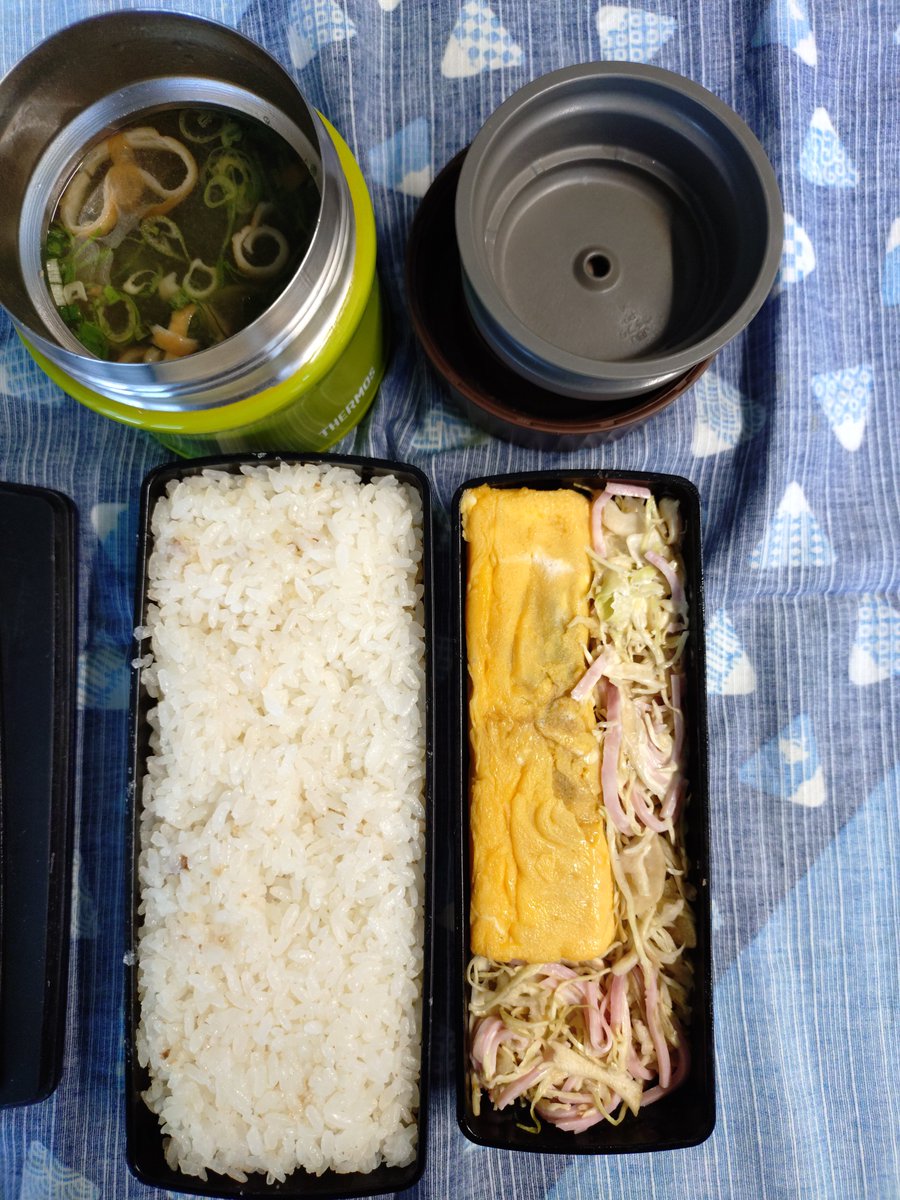 kidokentaro's tweet photo. 少し前に持参した弁当。だし巻き卵をそのまま詰めた日もある。 https://t.co/EMxPqotZVV
