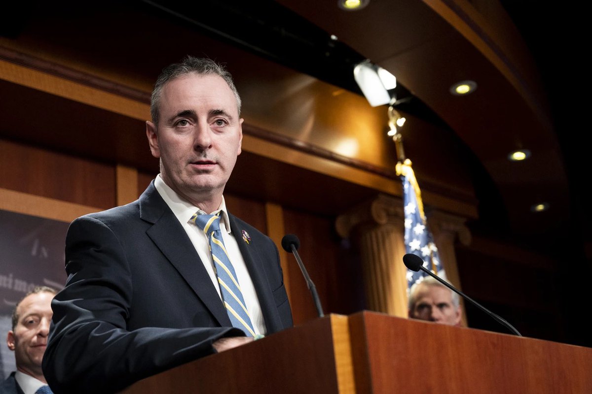 CasetaBosque's tweet photo. 🚨El representante republicano Brian Fitzpatrick🔴 rechaza los comentarios de Donald Trump 🇺🇸 sobre Zelensky 🇺🇦 y afirma que Ucrania 🇺🇦 puede contar con el apoyo del Congreso de Estados Unidos 🇺🇸:

“El presidente Zelensky cuenta con el apoyo abrumador del Congreso de los Estados Unidos, cuenta con el apoyo abrumador del pueblo estadounidense y cuenta con el apoyo abrumador del pueblo ucraniano. 

Rusia invadió ilegalmente a Ucrania y Rusia es directamente responsable de todos los daños y destrucción.

Zelensky, sabes que el Congreso de los Estados Unidos y el pueblo estadounidense están 100% contigo.

 Te cubrimos las espaldas, y estaremos contigo hasta que se logre la victoria ucraniana. 🇺🇸 🇺🇦”