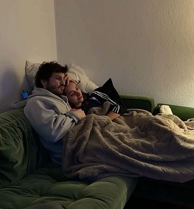 hepbirazz's tweet photo. Şahsi oğlanla evlenip kanepede sarılmalı televizyon izlediğin o evre https://t.co/8cunt1avLz