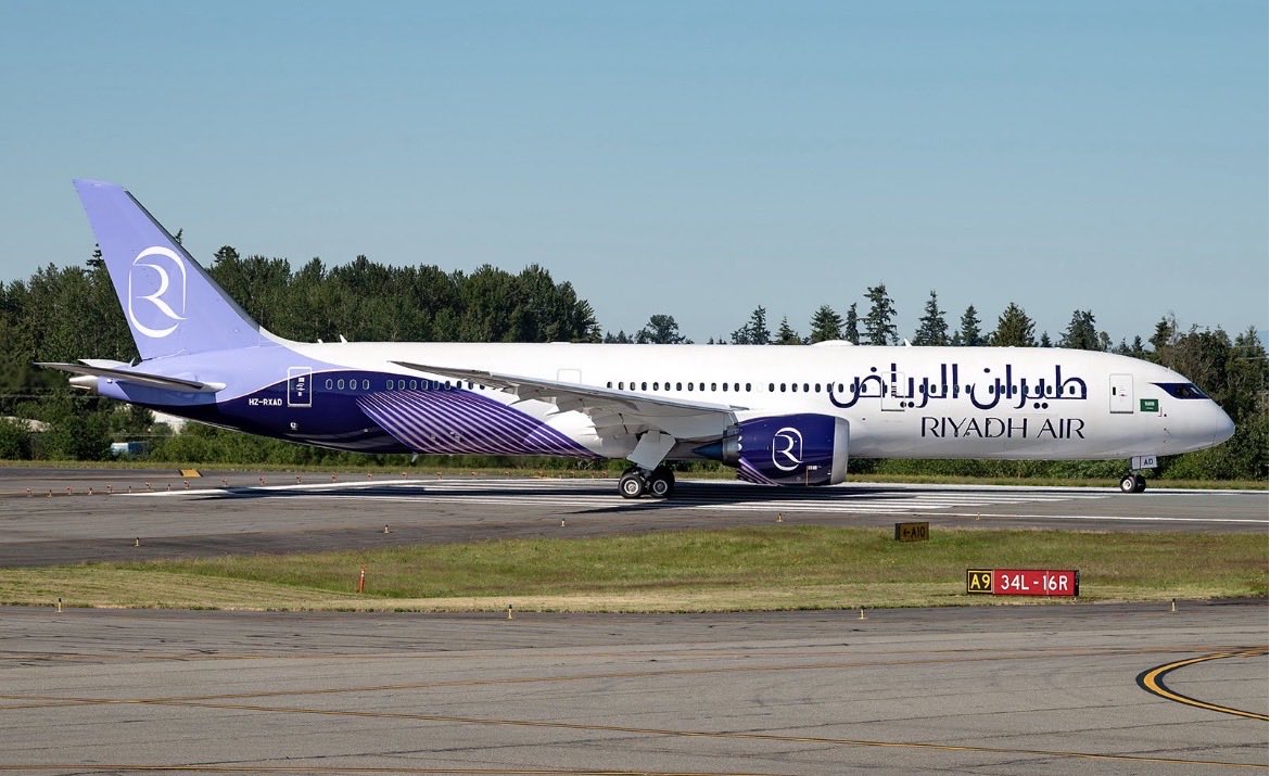 AfaqAviation's tweet photo. قائمة وجهات طيران الرياض التي حصلت على خانات زمنية، والوجهات المدروسة للتوسع المستقبلي

الوجهات التي حصلت على خانات زمنية:

باريس CDG 🇫🇷

عمّان AMM 🇯🇴

أبها AHB 🇸🇦

الدمام DMM 🇸🇦

شنغهاي PVG 🇨🇳

- تمت الموافقة على 4 رحلات أسبوعياً.

بكين PEK 🇨🇳

- تمت الموافقة على 3 رحلات أسبوعياً.

الوجهات المدروسة أو المستهدفة للتوسع:

نيويورك JFK 🇺🇸

واشنطن IAD 🇺🇸

أمستردام AMS 🇳🇱

سنغافورة SIN 🇸🇬

أبوظبي AUH 🇦🇪

نيودلهي DEL 🇮🇳

تصريحات توني دوغلاس، الرئيس التنفيذي لطيران الرياض:

مدن الساحل الشرقي الأمريكي 🇺🇸

أستراليا 🇦🇺 — 8 مدن

نيوزيلندا 🇳🇿 — 3 مدن

ضمن خطط التوسع المستقبلي بعد استلام عدد أكبر من الطائرات.

كما أشار دوغلاس إلى إمكانية تعزيز الربط مع أستراليا ونيوزيلندا عبر سنغافورة SIN 🇸🇬، بالتعاون مع الخطوط الجوية السنغافورية، إلى حين توفر الأسطول اللازم لتشغيل الرحلات المباشرة.