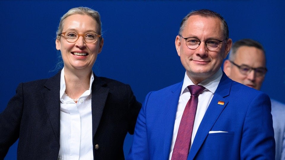 Nicopeters1703's tweet photo. Die AfD ist die neue Volkspartei für Deutschland und unsere einzige Hoffnung. Wir stehen hinter der Partei und hoffen auf eine Kanzlerin Alice Weidel! 💙🇩🇪 https://t.co/0xzKVYCoy4