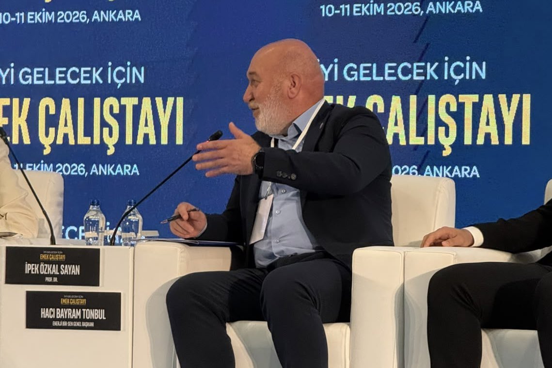 HBTONBUL's tweet photo. “İyi Gelecek İçin Emek Çalıştayı” kapsamında düzenlenen “Kamu Sendikacılığı ve Personel Rejimi Sorunları” başlıklı oturumda, kamu görevlilerimizin sorunlarını ve çözüm önerilerimizi gündeme taşıdım.

Toplu görüşmeden toplu sözleşmeye uzanan süreçte elde edilen kazanımların yanında, mevcut sistemin eksiklikleri de giderilmeli. Kamu görevlilerine grev hakkı tanınması, emeklilerimizin sendikal haklara kavuşması ve toplu pazarlığın taraflar arasında eşitliği sağlayan bir zeminde yürütülmesi, güçlü bir sendikal sistemin temel şartlarıdır. Emeklilerimizin yaşam koşulları iyileştirilmeli, 3600 ek gösterge düzenlemesi eksiksiz biçimde hayata geçirilmeli, emekli aylıkları yükseltilmeli ve emeklilik sistemi, emeklilerimizin beklentilerini karşılayacak şekilde yeniden ele alınmalı.

4688 sayılı Kanun’un ve kamu personel sisteminin günümüzün ihtiyaçları doğrultusunda yeniden düzenlenmesine yönelik Memur-Sen olarak uzun süredir yürüttüğümüz çalışmalar, bu değişimin zeminini oluşturuyor. Mevcut Kamu Görevlileri Hakem Kurulu yapısı, adil ve dengeli sonuçlar üretmekten uzak; bu yapı mutlaka değişmeli. Geçtiğimiz yıl toplu sözleşme sürecinde ortaya koyduğumuz irade ve binlerce kamu görevlisiyle Ankara’da gerçekleştirdiğimiz iş bırakma eylemi, bu değişim talebimizin açık bir göstergesiydi.

Ülkemizin kalkınmasında ve kamu hizmetlerinin yürütülmesinde kritik sorumluluklar üstlenen mühendislerimizin hakları da güvence altına alınmalı. Memur-Sen olarak hazırladığımız Mühendislik Meslek Kanunu teklifi, mühendislerimizin emeğinin karşılığını alması ve mesleki haklarının güvenceye kavuşması açısından önemli bir adım.

Kamu görevlilerimizin taleplerini ve çözüm önerilerimizi paylaşma imkânı sunan çalıştayın düzenlenmesinde emeği geçenlere teşekkür ediyorum.