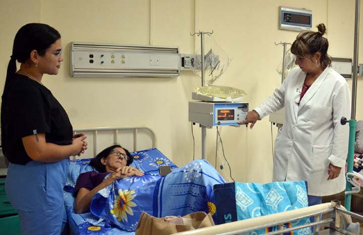MINSAPCuba's tweet photo. 🇨🇺 🏥 En momentos cuando el país es víctima, como nunca antes, de la persecución y una escasez que parece asfixiar, el sistema de salud cubano resiste por su carácter humanista, expresó Raúl Hernández, médico del servicio de hemodiálisis del Instituto de Nefrología.  

Hilo 👇 https://t.co/UnTJ2VRLT0
