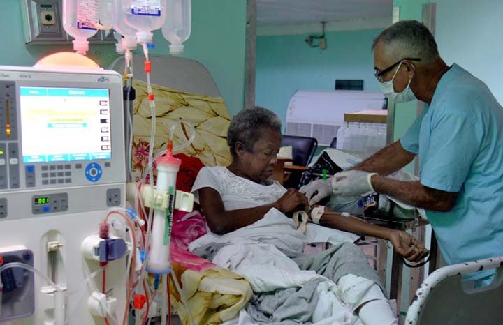 MINSAPCuba's tweet photo. 🇨🇺 🏥 En momentos cuando el país es víctima, como nunca antes, de la persecución y una escasez que parece asfixiar, el sistema de salud cubano resiste por su carácter humanista, expresó Raúl Hernández, médico del servicio de hemodiálisis del Instituto de Nefrología.  

Hilo 👇 https://t.co/UnTJ2VRLT0