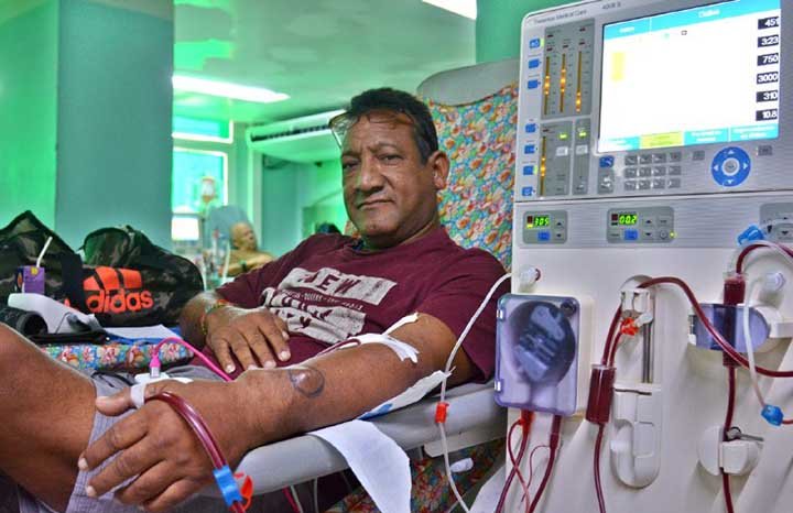 MINSAPCuba's tweet photo. 🇨🇺 🏥 En momentos cuando el país es víctima, como nunca antes, de la persecución y una escasez que parece asfixiar, el sistema de salud cubano resiste por su carácter humanista, expresó Raúl Hernández, médico del servicio de hemodiálisis del Instituto de Nefrología.  

Hilo 👇 https://t.co/UnTJ2VRLT0