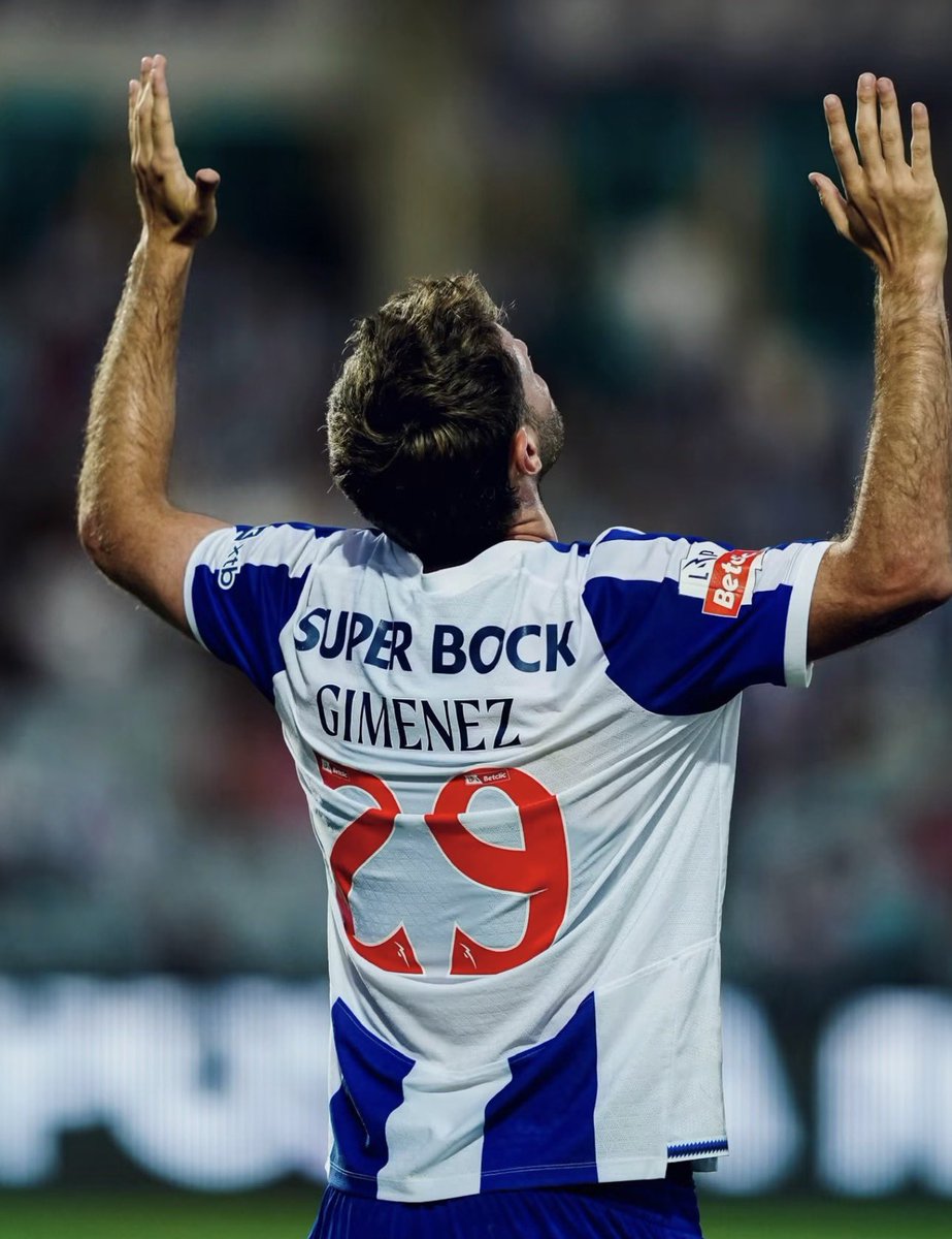 A_EsparzaOteo's tweet photo. Otro partido que Francesco Farioli mete a Samu Aguehowa antes que a Santiago Giménez. 

El mexicano se convirtió en la tercera opción en el Porto que de momento juega con un solo punta. https://t.co/0ZXgSrwAUJ