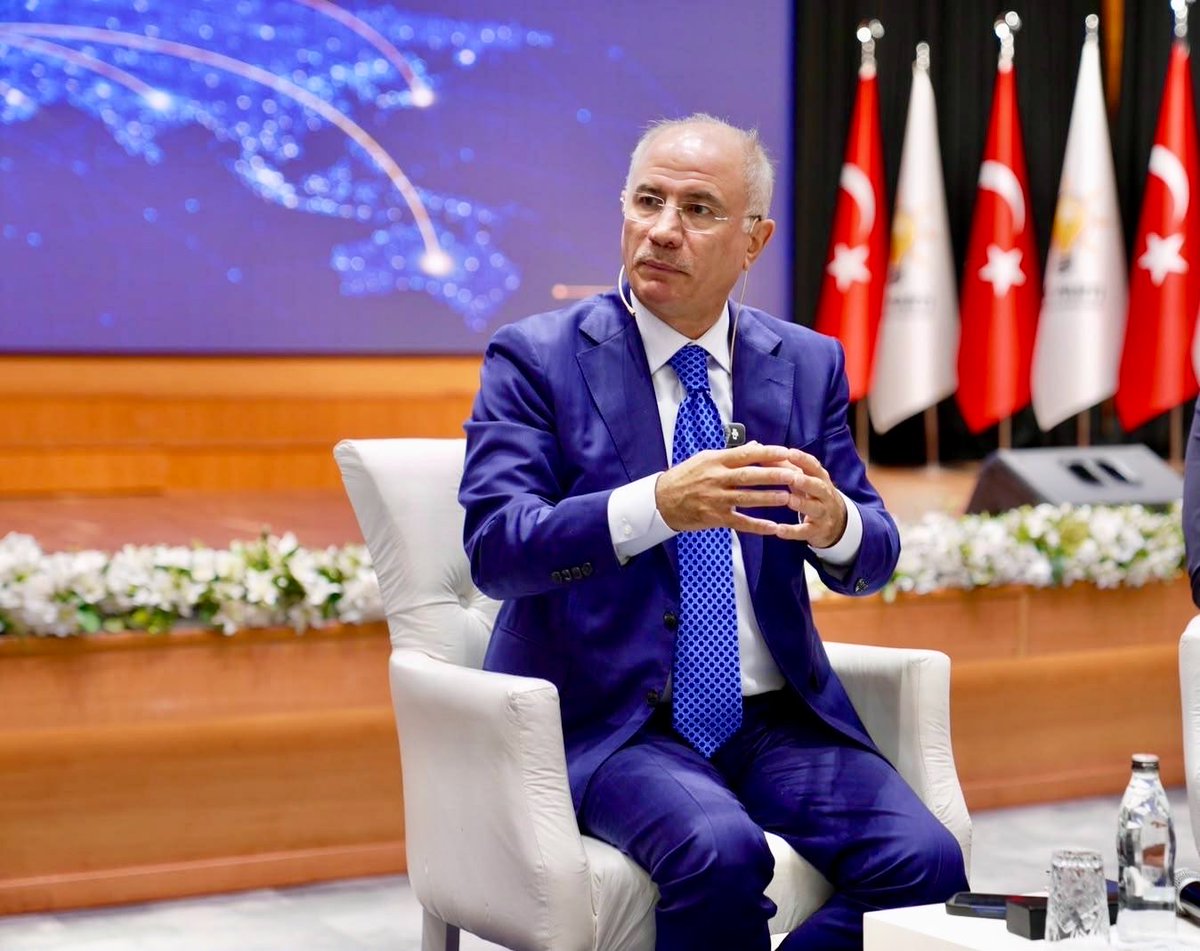 akgencistanbul's tweet photo. Diplomasi Atölyemizin son haftasında, AK Parti Genel Başkan Vekilimiz Sayın Efkan Ala’yı ağırladık.

“Türkiye Yüzyılı’nda Diplomasi: Gönül Coğrafyasından Küresel Etkiye” başlıklı söyleşimizin ardından, Genel Başkan Vekilimiz Sayın @efkanala ve İl Gençlik Kolları Başkanımız Sayın @nevzatyuce’nin takdimleriyle genç arkadaşlarımıza sertifikalarını vererek atölyemizi tamamladık.

Kıymetli değerlendirmeleriyle programımıza katkı sunan tüm konuklarımıza ve atölyemize ilgiyle katılan genç arkadaşlarımıza teşekkür ediyoruz.
