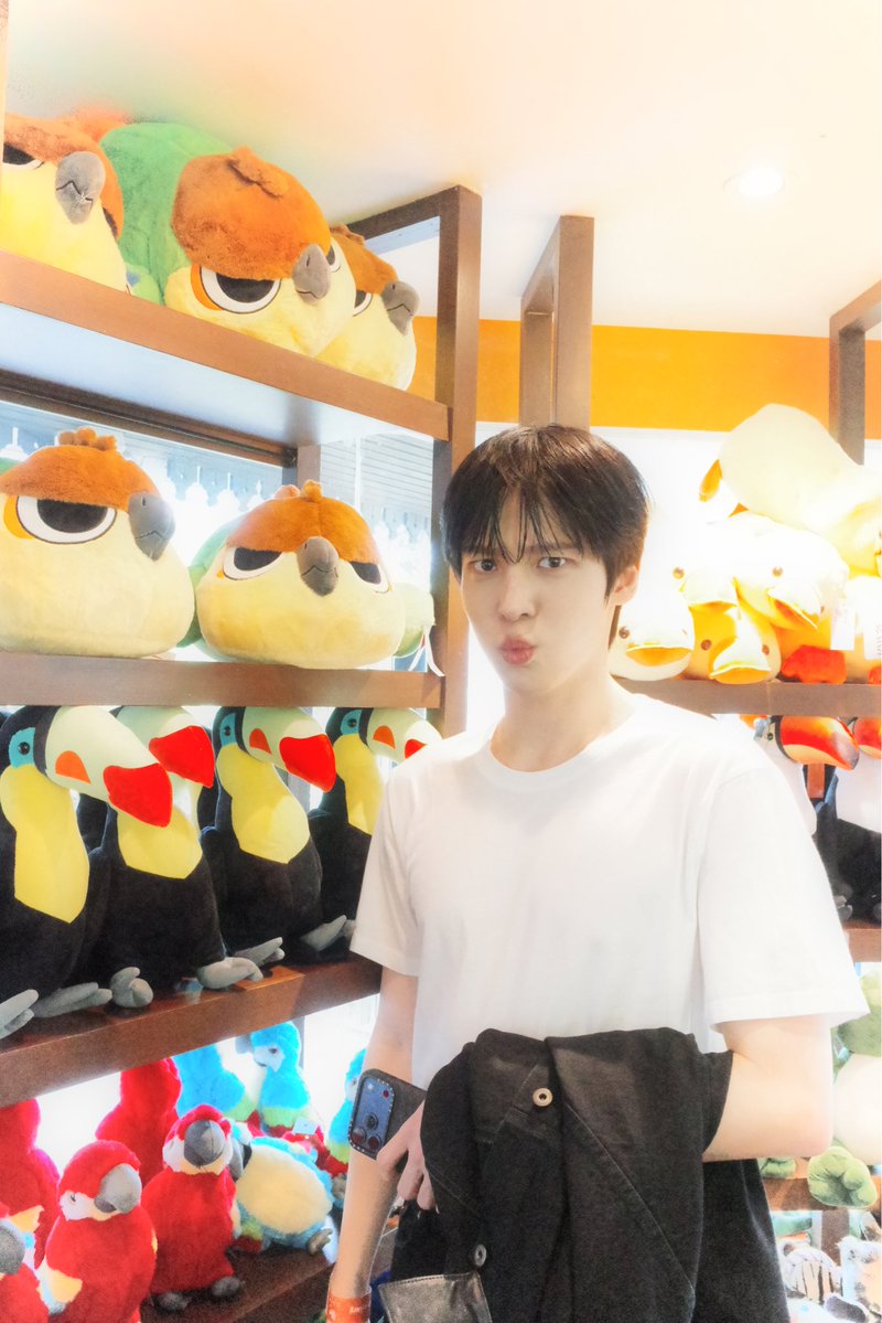 mandumochiyunho's tweet photo. 윤호 귀여운 점:

인형이랑 사진 찍을 때 표정/포즈 따라하는 거 https://t.co/5j8mY74R37