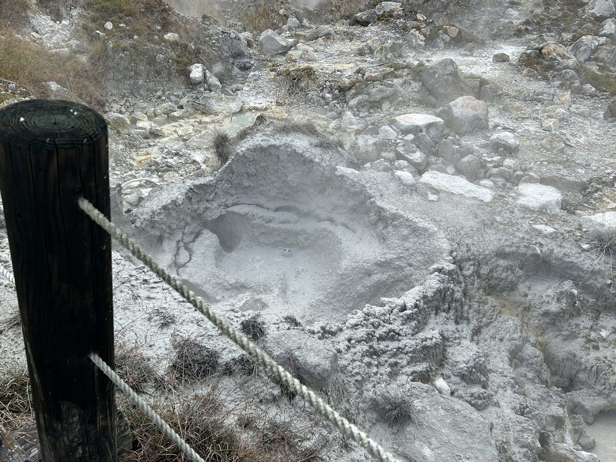 eri02160803's tweet photo. 大分県の小松地獄に行ったよ♨
旅館の朝ごはんに出た卵を持って帰って、蒸した🥚
今度は野菜でも蒸せるかな？🤣
#小松地獄 https://t.co/pWXFToa75S