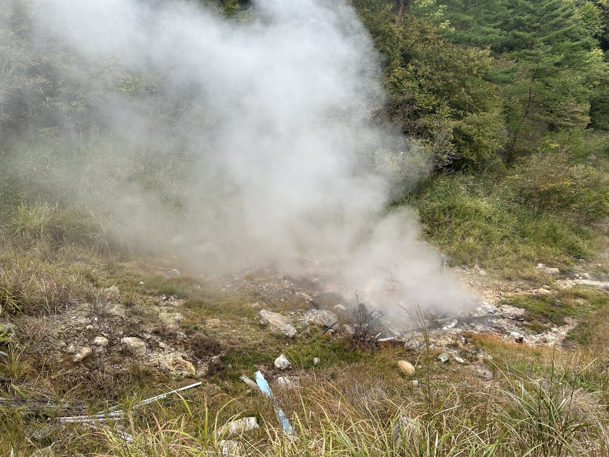 eri02160803's tweet photo. 大分県の小松地獄に行ったよ♨
旅館の朝ごはんに出た卵を持って帰って、蒸した🥚
今度は野菜でも蒸せるかな？🤣
#小松地獄 https://t.co/pWXFToa75S