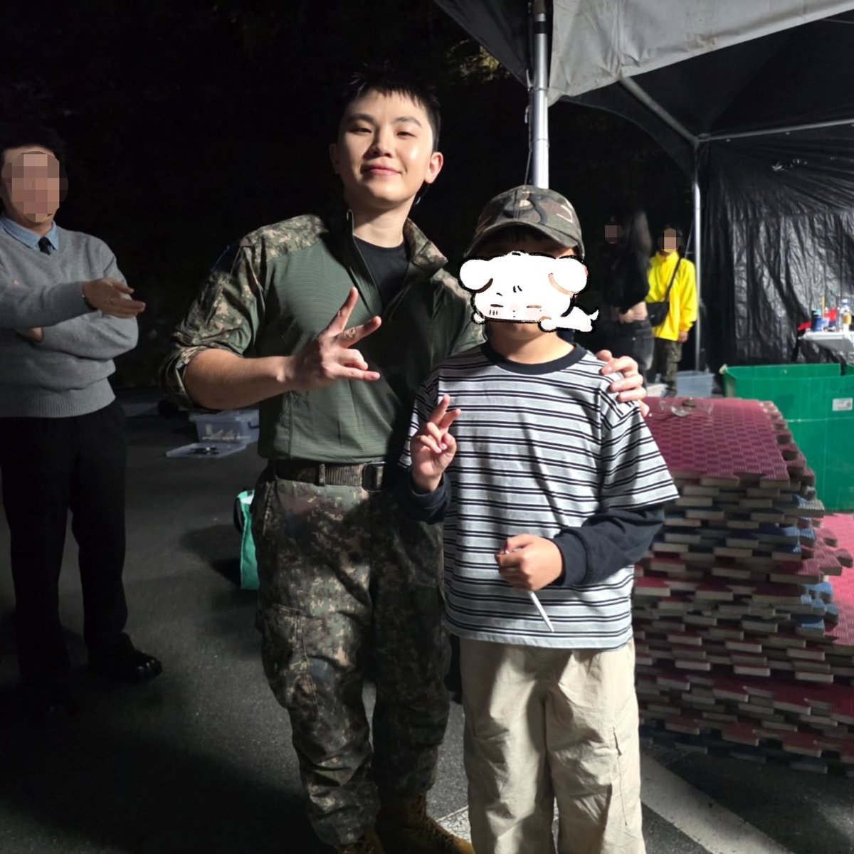 captain_ho5hi's tweet photo. 군 관계자 가족분 인스타에 호시우지
애기가 셉 좋아하나봐 최애 삼촌들이래😆💕 https://t.co/wHNI0THtvP