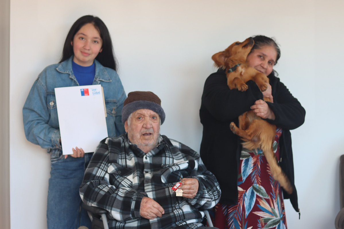MinistroPoduje's tweet photo. En Punta de Parra, Tomé, entregamos las llaves de su nueva vivienda a David y visitamos a José para conocer en terreno los avances de su nuevo hogar.

Cada entrega es un paso importante para las familias afectadas por los incendios, que hoy comienzan a recuperar sus hogares y a proyectar nuevamente su futuro. #LaReconstrucciónAvanza