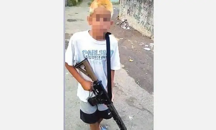 Qit4liano's tweet photo. @_danizera Verdade querido! Olha que horror:
Os meninos do painho que só roubam pra tomar uma cervejinha 😭 https://t.co/ucZLdEzMag