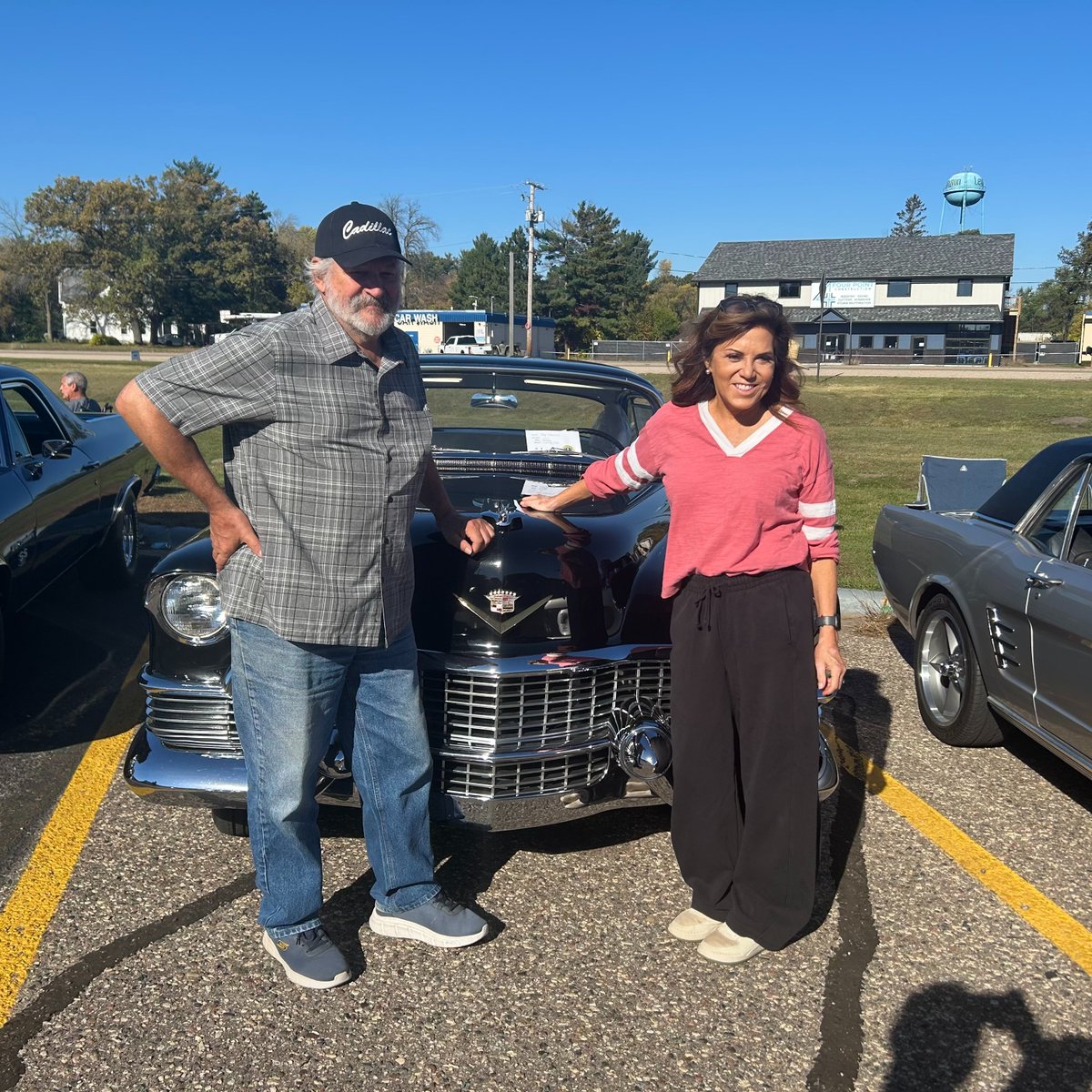 Michele_Tafoya's tweet photo. Beautiful fall weather, door knocking with @leslielarsonMN, and classic cars at the Circle Pines Lexington Lions Club Classic Car Show!

24 days left. Let’s do this, Minnesota! Vote! 🇺🇸 https://t.co/dC2GxwOm8L