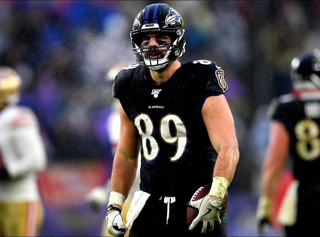 Mattplayerprops's tweet photo. 🚨 NFL 𝗙𝗥𝗘𝗘 𝗣𝗟𝗔𝗬 Sunday Week 5 🏈

Mark Andrews over 31.5 rec yards

$50 to someone who 𝗟𝗜𝗞𝗘𝗦/Comments when we 💰! Let me know if tailing 🔥 

Posted hours early in Discord. Analysis⤵️
Mark Andrews gets a matchup aghast the Falcons this week in Sunday Night Football. This is an interesting spot with Lamar Jackson injured, Tyler Huntley takes his place as BAL heads on the road as a 3.5 point underdog. That on the surface could lead to some better pass volume than in comparison to when BAL gets way out ahead with a big lead. 

While a backup QB situation may be concerning, I actually believe this is beneficial for Andrews for a variety of reasons. Firstly, Huntley is very familiar with making starts and particularly with the Ravens so he and Mark do have chemistry over the years. He's notably played in 26 games in his career with Baltimore making 11 starts. 

The key here is the fact he has loved to target the TE position at a well above average rate. Huntley notably has a massive 34.2% target rate to TE's over the last 5 years which is the highest clip of any other QB in the league. This is excellent to see and this situation shouldn't really negatively affect Mark. 

Last season Huntley started 2 full games, in those we saw Andrews go for 34 and 28 yards. Now context is important because this was even when BAL had Isaiah Likely and Kolar at TE who were heavily involved in terms of snap%, they are now gone. 

In those 2 Huntley starts in 2025 BAL also won by 14 and 17 leading to lower pass volume. As underdogs here @ ATL who allows the lowest YPC and 2nd fewest rush yards to RB's, I expect them to sell out to stop Henry forcing them to pass more. 

It's also noteworthy that Flowers is questionable dealing with an injury, Mark could easily be the focal point of the pass game. 

ATL ranks 20th in TE defense and allow the highest pass rate over expectation in NFL. TE's vs Falcons last 2 weeks:
Juwan Johnson 8 targets 
Tucker Kraft 8 targets

In weeks 1 and 2:
Darren Waller 33 yards
Pat Freiermuth 46 yards 

Widely available across many different sites and sportsbooks, you can even snag a 30.5 on a few sites right now.
#Gambling𝕏 #NFL #Playerprops