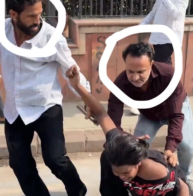 pma14283's tweet photo. Teri maa ki Ch*t @DcpNorthDelhi
Girls dragged by hair by police personnel !!!
Girls beaten & molested on road by @BJP4India goons !!
Spit on u Amit Shah .#JantarMantar #CJPCJPProtest https://t.co/lfjK94j4QL