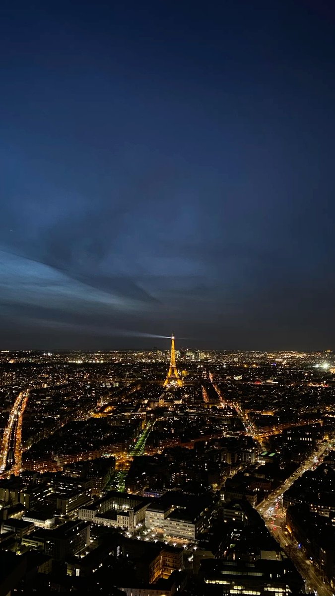 mla22y's tweet photo. un jours j’irais en haut de la tours montparnasse la nuit #cmonrêve https://t.co/it8DHYd2yr