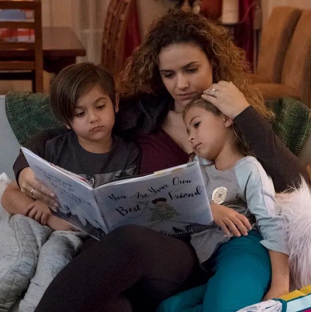 spicebae_'s tweet photo. we don’t drag Monse’s mom from On My Block enough bc how do you abandon your black baby daddy &amp; daughter, start a new family w another man, have 2 more kids, and then tell your new friends and husband that your baby daddy abused you to justify why you abandoned them??? https://t.co/kIyVvoNpqL