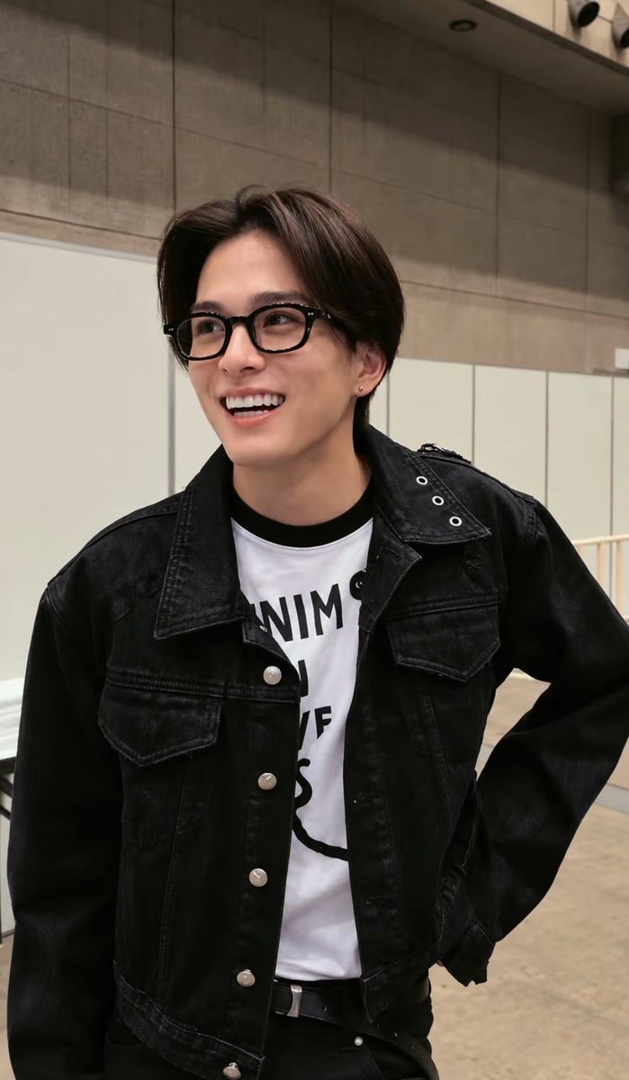 kaummagalodon's tweet photo. he’s so adorable.. https://t.co/H51OzEpAQW