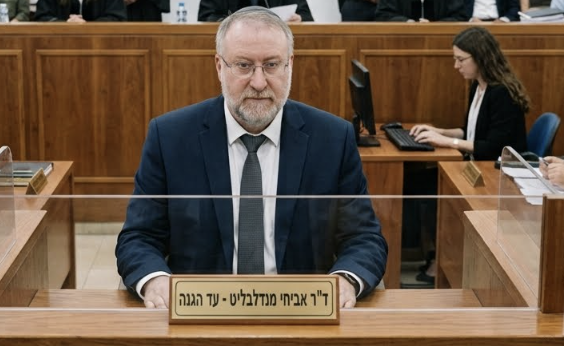 BarashiKinneret's tweet photo. מאז באגס באני תיקי האלפים לא הגיעו לעוד נקודת רתיחה כפי שיקרה מחר. 
האיש שחתם על כתב האישום מופיע כעד הגנה. 

יום שידורים מיוחד בשיתוף פעולה עם אתר החדשות הבינלאומי JNS ותחנת רדיו גלי ישראל, נביא אליכם את האמת ישירות מאולם בית המשפט - מילה במילה בשקיפות מלאה. https://t.co/XmKN1YZL52