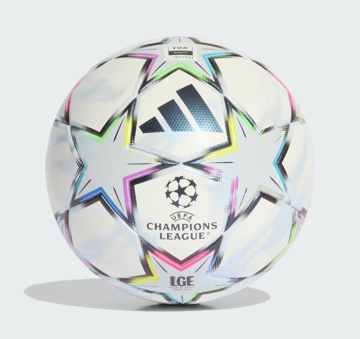 PeakSxnti's tweet photo. What other midfielders see.    What Bruno Fernandes see https://t.co/V18Lc8k3Vr