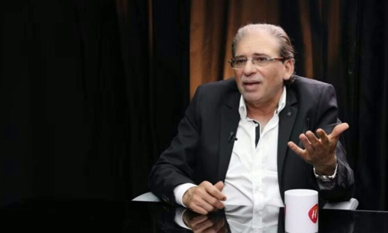 YZaatreh's tweet photo. عن اكتئاب خالد يوسف بسبب سوريا والشرع!

مخرج مسرحية 30 يونيو الشهير، والمعروف بابتزاز الممثلات المبتدئات، يعتبر أن انتصار الثورة السورية وسقوط بشار أصعب عليه من نكسة 1967، وأن وصول الشرع للسلطة أصابه بـ"الاكتئاب الشديد".

الحق أن تأييد المذكور هو المعضلة، وليس العكس، فليس شرفا لثورة سوريا أن يؤيّدها خالد يوسف، والحمد لله أنه لم يفعل، وأنها تسبّبت له بـ"لاكتئاب الشديد".

خلاصة كان لا بدّ منها بعد الجدل الذي أثارته تصريحاته خلال اليومين الماضيين.

مرضى "متلازمة الإسلام السياسي" أنواع عديدة، وبعض عناصر اليسار القومي، وربما أكثرهم من أسوأ أولئك المرضى، لأنهم يحملون كُرها أيديولوجيا، لا صلة له بالمواقف السياسية.