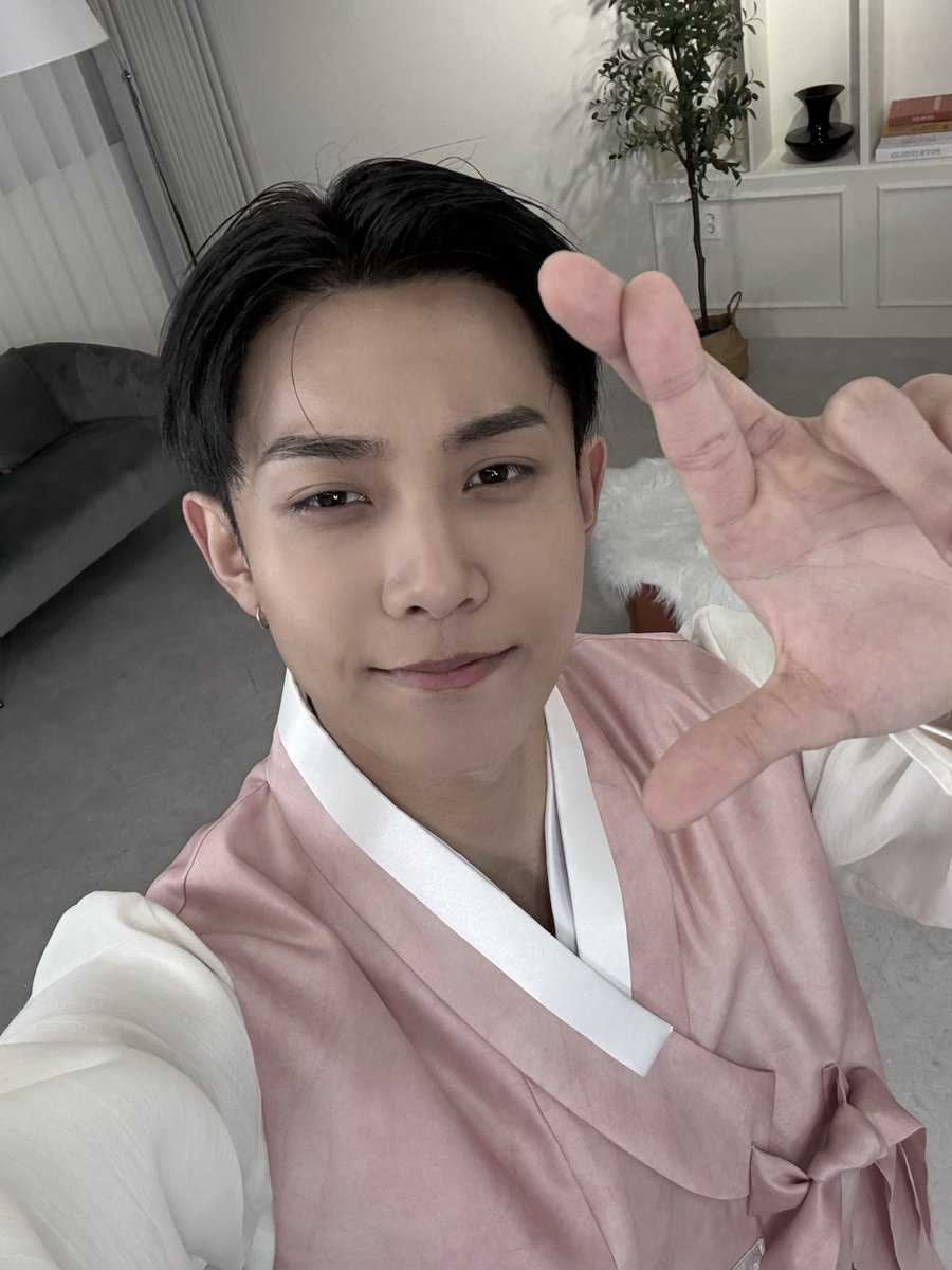 Ryulukim's tweet photo. Ryuri samchon? nah, that's too old i'm still young, wild, and free. https://t.co/poyrOCWTMA