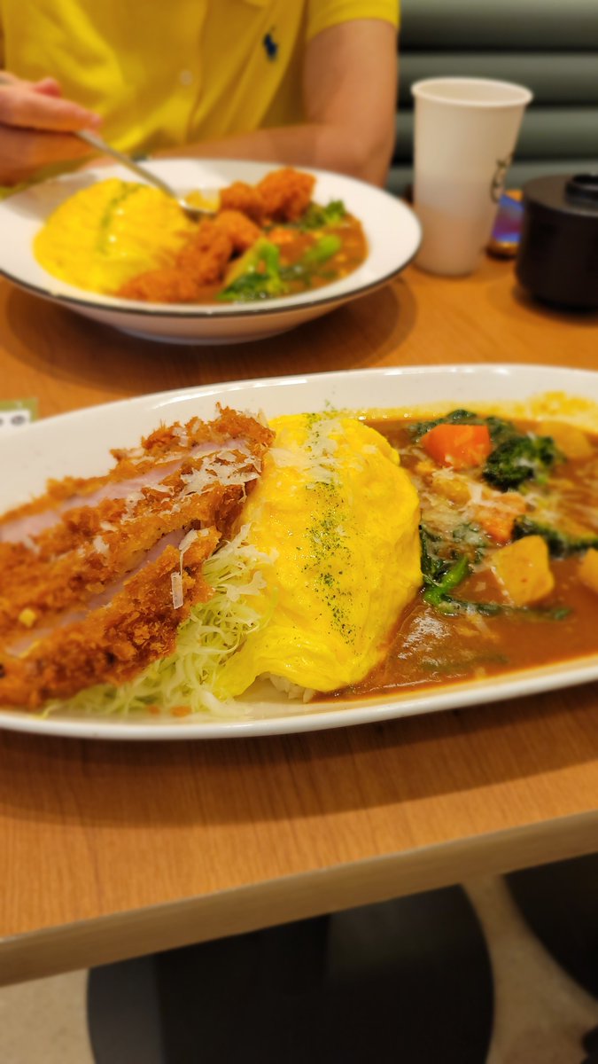 CrpHate's tweet photo. 国内山寨蛋包饭，除了蛋包饭非常一般，咖喱和炸猪排味道不错。 https://t.co/Wg02HMEEUB