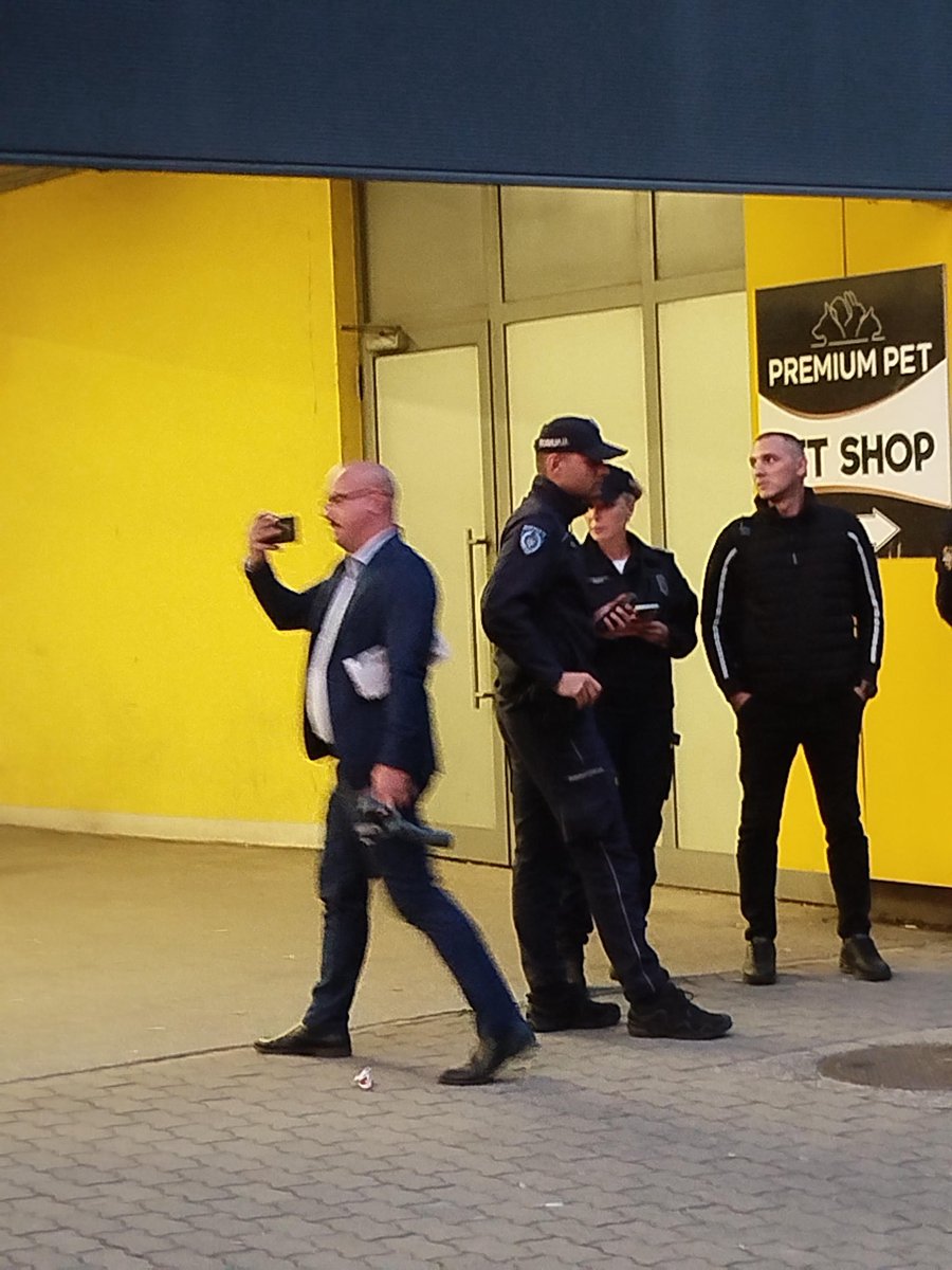 suzadj's tweet photo. Evo nama još još jednog rešenja o imenovanju izborne komisije.

Predlagači @StrankaNarodna i @vladimirgajic1

Član komisije Stefan Vuk Mladenović, ortak Miroslava Petrašinovića, nedavno ga zaposlili u JKP Šumadija. Juče nas fotografisao po Kragujevcu. https://t.co/WOwQKZZc44