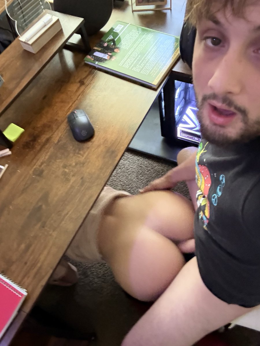 sheluvsvenom's tweet photo. Who doesn’t love a needy little desk pet https://t.co/pfAIU8U8F9