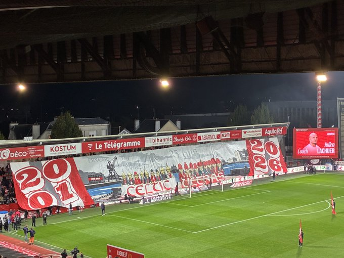 _FootPlus's tweet photo. 🚨 LES CELTIC ULTRAS FÊTENT LEURS 25 ANS ! 🎂💚

Gros tifo anniversaire déployé par les Celtic Ultras 01 du Stade Brestois.

👉 Joyeux anniversaire aux CU01 ! Votre avis 👇

#SB29 #SB29SCO #CelticUltras #Ligue1 #Brest https://t.co/XDNQxl8pJt