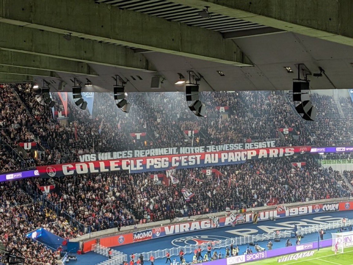 MegaPSG_'s tweet photo. La banderole du CUP ce soir :

« VOS MILICES RÉPRIMENT, NOTRE JEUNESSE RÉSISTE. » 👏 https://t.co/zuiWlfmyXc
