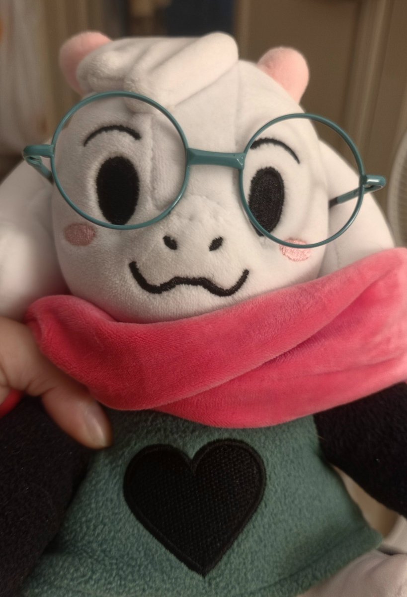 sundaecore's tweet photo. @JiJiStyxReborn @AlicornMagic24 OH IM SORRY he does have his glasses in the 2025 version!! i just have them off so i dont mess them up bc he sits on my bed :] they are a bit big on him though hehe https://t.co/5vzzIu2UeE