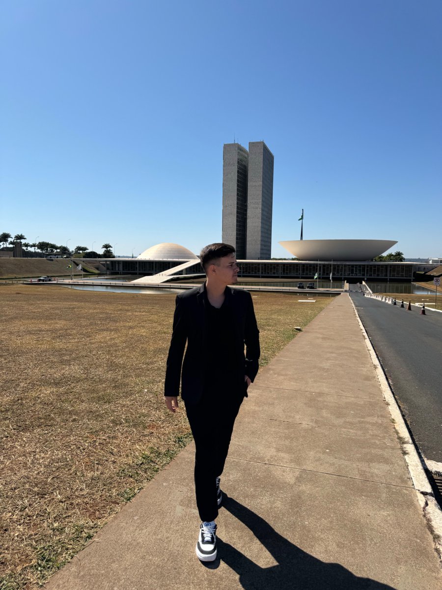 victorlopesituu's tweet photo. Não passo fome, mas voto por quem passa.
Tenho acesso à educação, mas voto por quem não tem.
Não recebo auxílio do governo, mas voto por quem precisa.
É sobre o coletivo,  não apenas sobre você! ❤️❤️❤️🇧🇷 https://t.co/w2zJKVvmiw