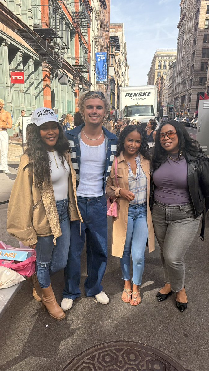 OlaNic67's tweet photo. Today was a good day 🥰💃🏾. We got to chat with Nic for a while, and he’s simply a genuinely good HUMAN being. F the noise in the troll echo chamber. Love our clients for life 🎀🎧. https://t.co/LAszSZwt6U