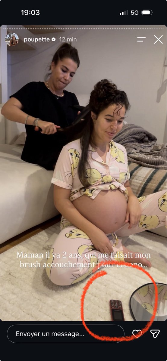 menu_mmc's tweet photo. Le téléphone qui a survécu à la prison et à deux accouchements 💀#poupettekenza https://t.co/KDZRTGZ1Pv