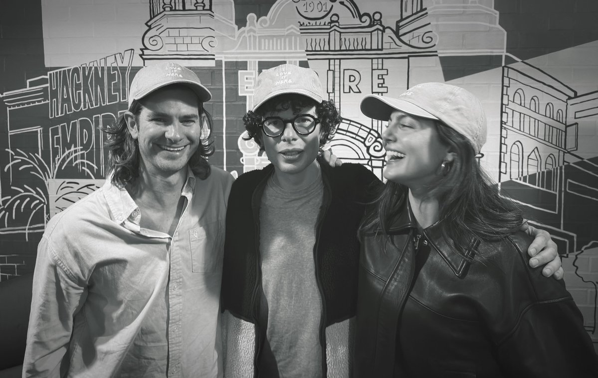 InfoGarfields's tweet photo. Andrew Garfield e Monica Barbaro marcaram presença no show de stand-up "I Love It Here" de Simon Amstell em Londres na noite de ontem. https://t.co/PpjdqTV3ga