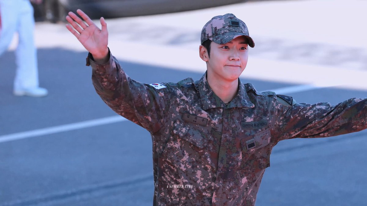 k_ro_woon's tweet photo. 261002 지상군 페스티벌 계룡 군문화축제

노메이크업이라 잘 보이는 오른쪽 코 옆 점
선명한 '김석우' 명찰 그리고 군번줄...🪖

#로운 #ROWOON #김석우 #상병김석우 #2026지상군페스티벌 https://t.co/x2o0S5VL8u