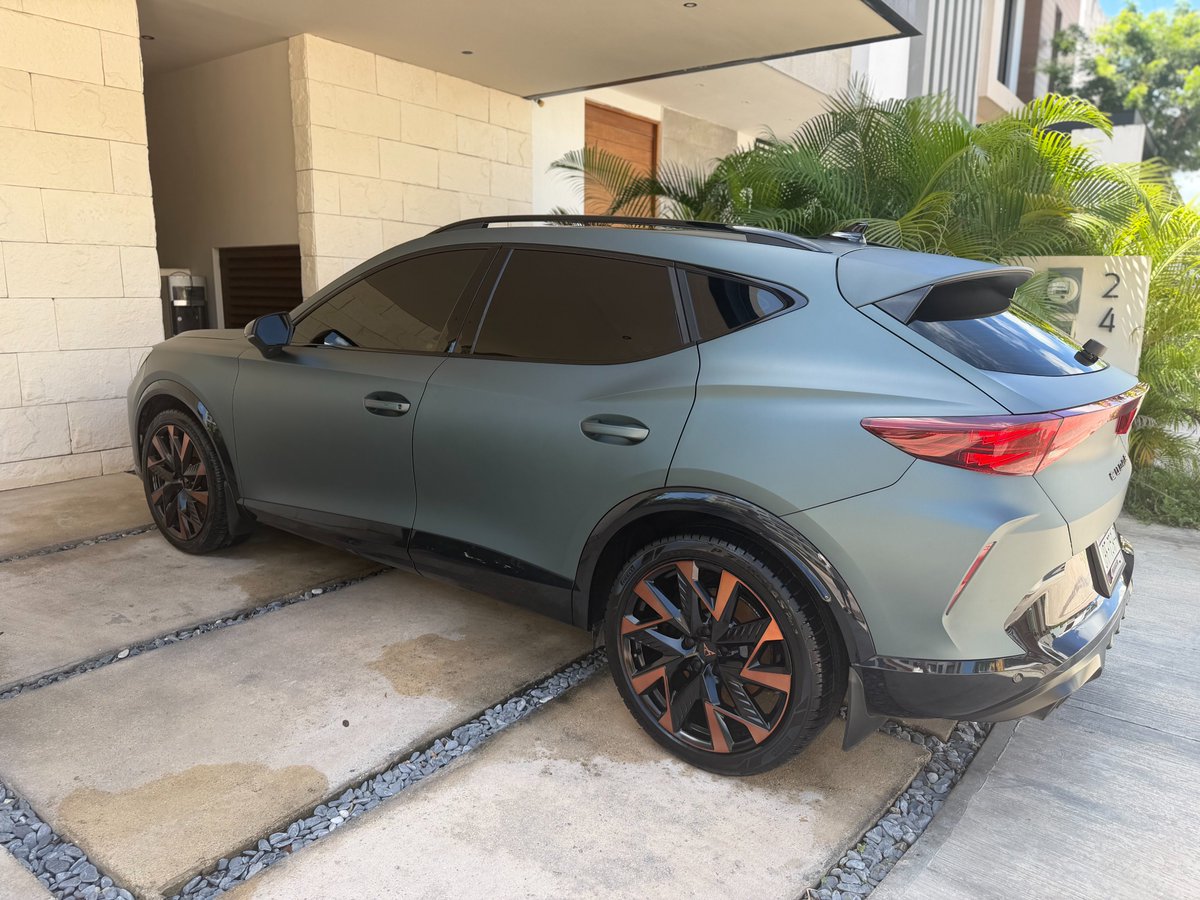 ceobrendan's tweet photo. NAH, MY CUPRA LOOKS INSANE. 😮‍💨🔥

First time using this detailer in Cancún. EVERY detail? PERFECT.

Already booked again for next week. 😂

LESSON: The service gets you customers. The EXPERIENCE keeps them coming back. 💯

#CUPRA #EntrepreneurLife #CustomerExperience https://t.co/pVvOtleFsu