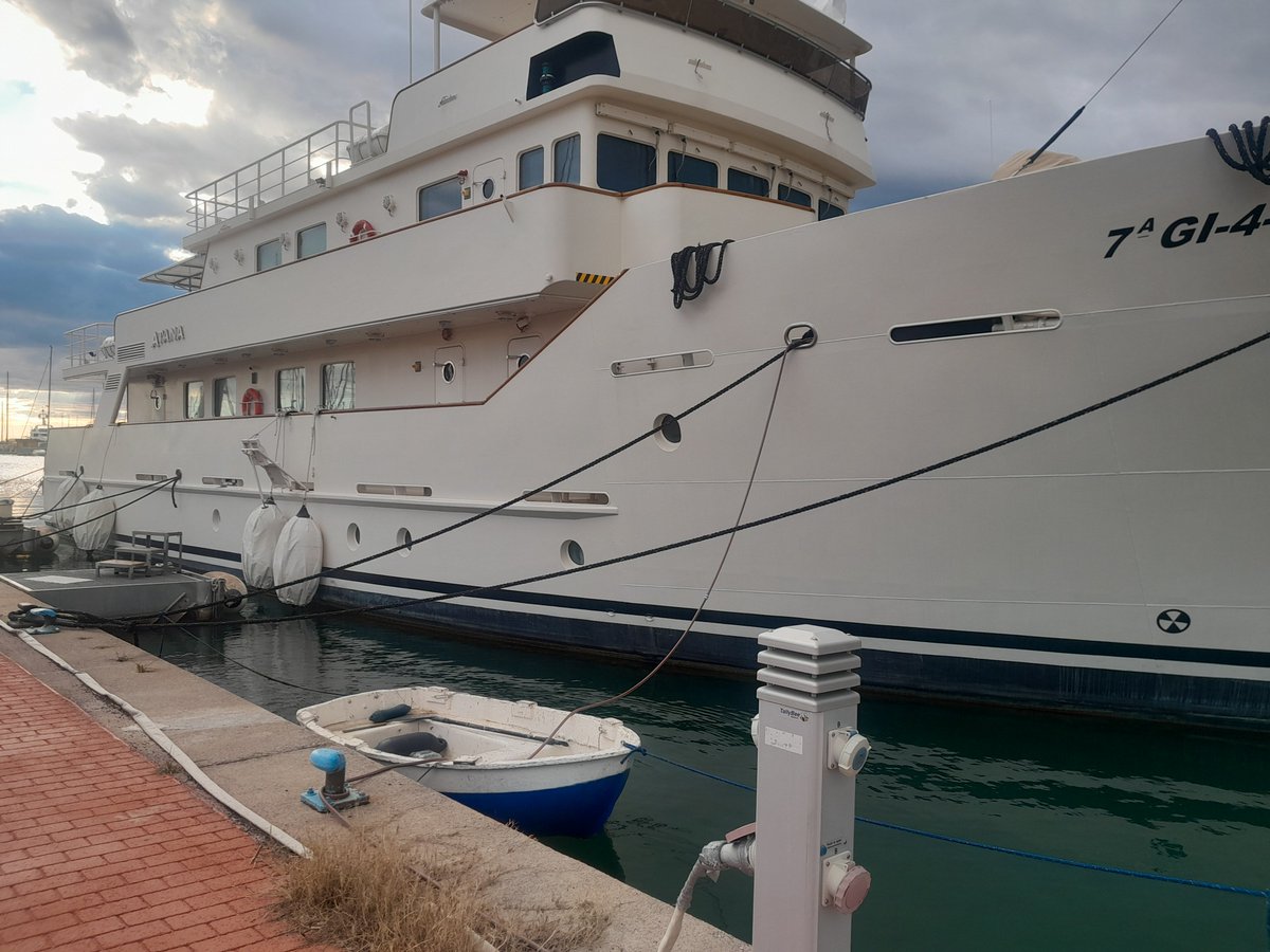 imorel72's tweet photo. Te invito a un paseo en barco en la primera cita. (Es el de azul). https://t.co/K0PhYzXKcc