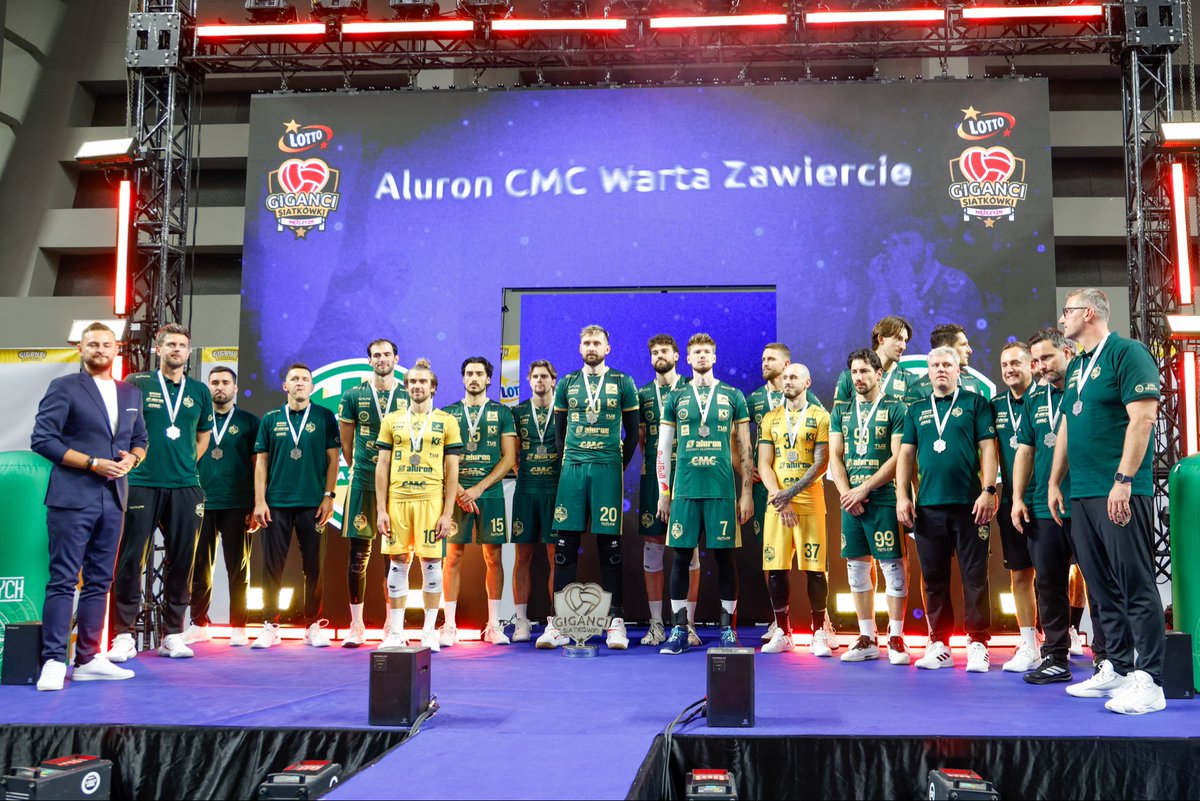 AluronCMC's tweet photo. Pamiątkowa fotka z pucharem ✅ https://t.co/xySNah8BvU