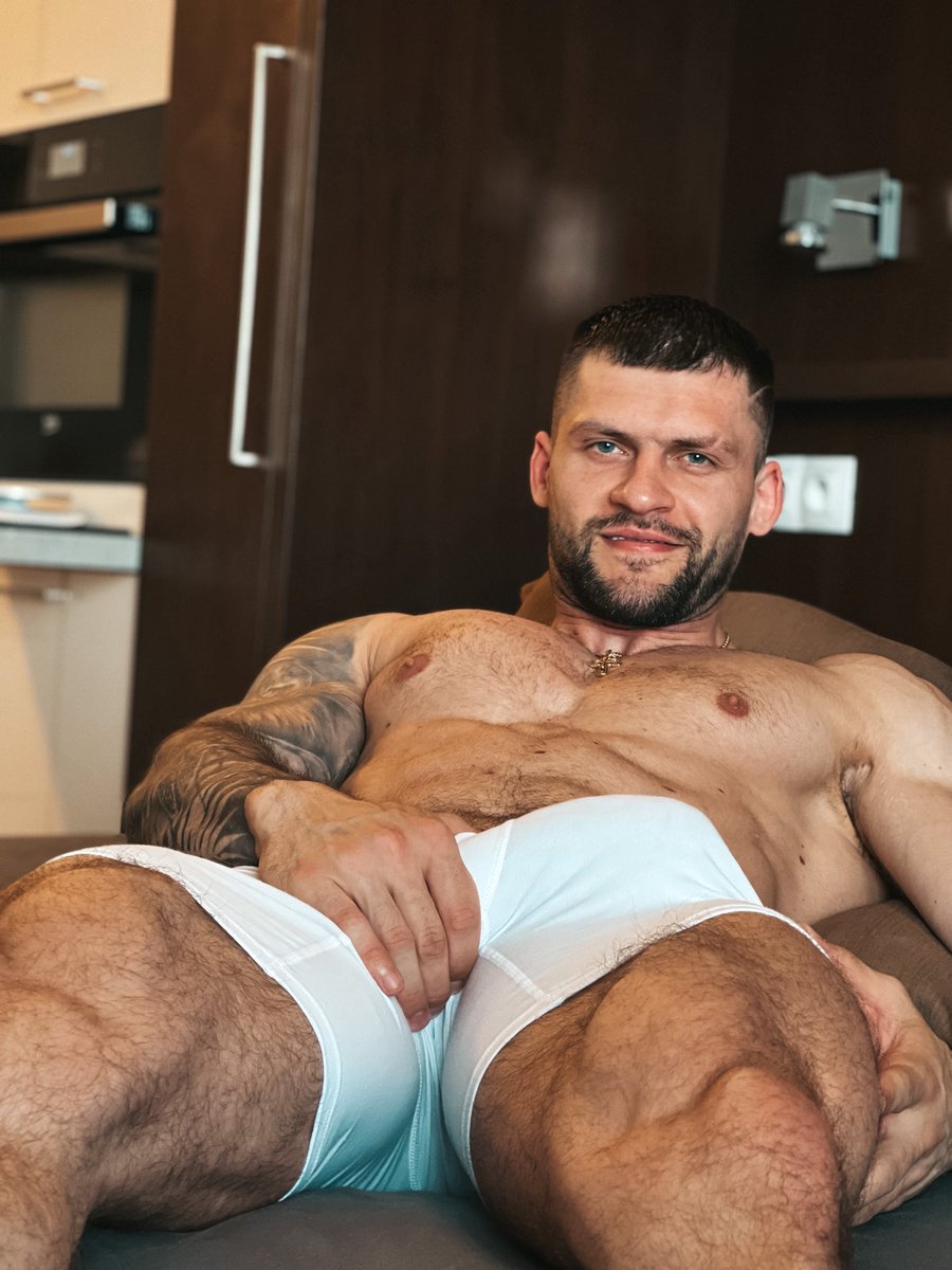 iamb1gboy's tweet photo. Feeling extra horny today 😏 https://t.co/HiDjZr1cWM